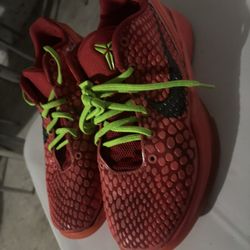 Kobe 6’s reverse grinches size 6.5