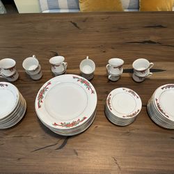 60 Piece Holiday Fine China Set (Farfield)