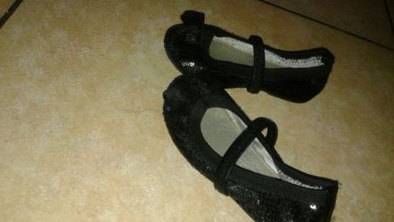 Zapatito para nina los uso dos o tres beses size 8 estan en buenas condiciones $ 10 dol