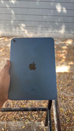 iPad 10th generation good condition has screen protector on already factory reseted