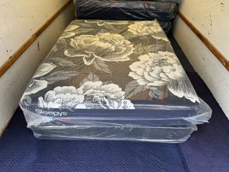 LIKE NEW! Sleepy's Hybrid Queen Mattress - Delivery Available