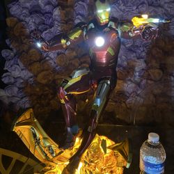 Iron Man Mark VII Statue - Maquette by Sideshow Collectibles has original box good condition 