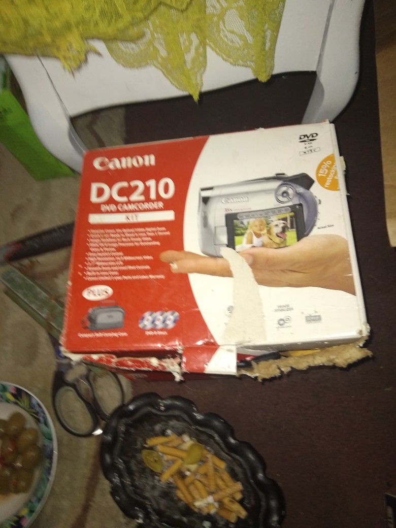 Canon Dc210.hand Held Cam Corder.with Box And Instrucktions.