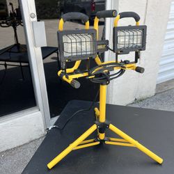 Halogen Dual Head Utility Portable Work Job Site Construction Light - 500 Watts. Needs one new bulb. 