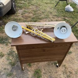 Small desk with lamps 