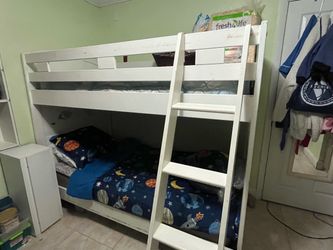 // Twin bunkbed/ White/wood