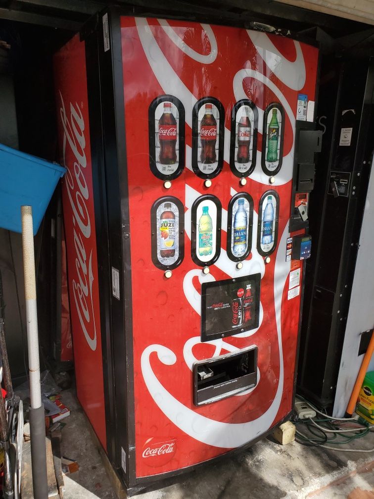 Soda Vending Machine works perfectly (credit card reader is NOT