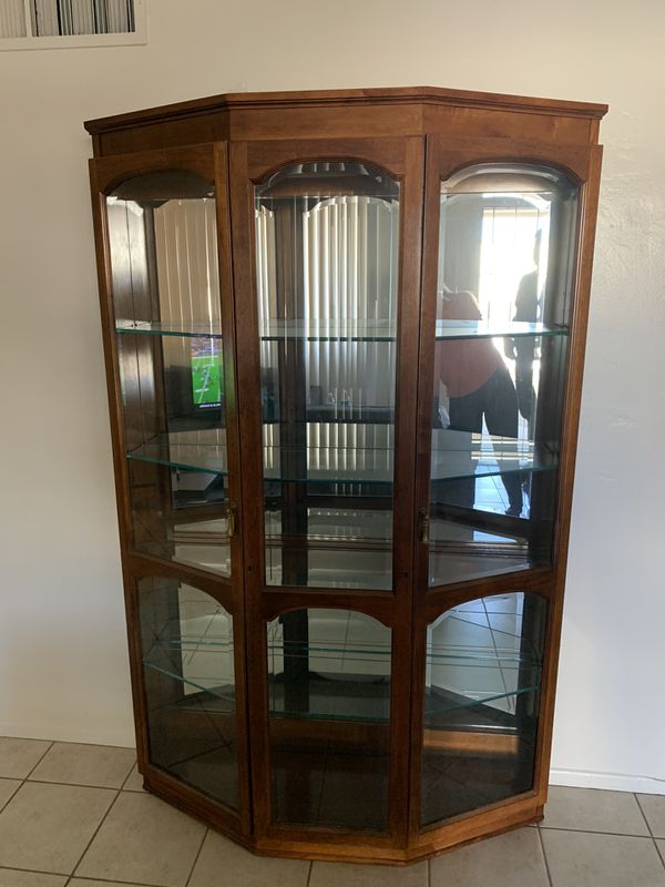 Pulaski Lighted Curio Cabinet for Sale in Phoenix, AZ - OfferUp