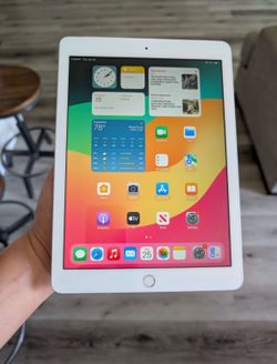 Apple iPad 6th Generation - 32GB - Silver - Wi-Fi + Cellular - Excellent Condition