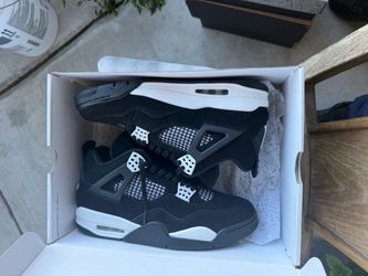 Air Jordan 4s white thunders size 10.5