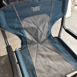 Folding chairs with side table