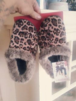 Dearfoams slippers size small