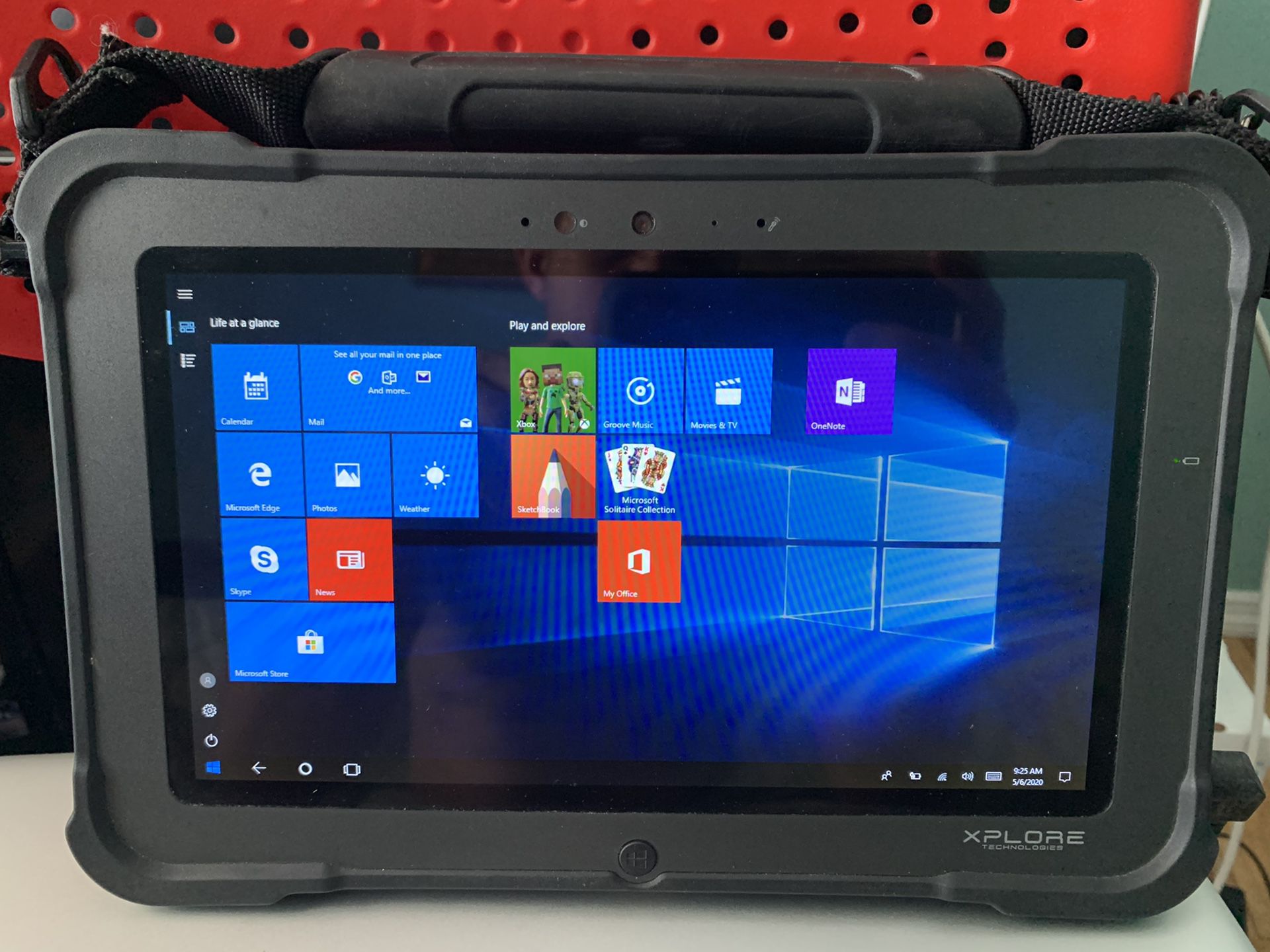Tablet laptop xplore technologies windows 10 is come whit charger is working good