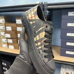 Burberry Sneakers Beige & Black Striped 