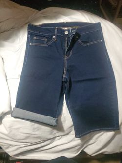 Womens (sz28) Levi's Bermuda shorts