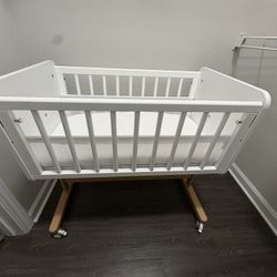 Comfy Cubs Wooden Bassinet 