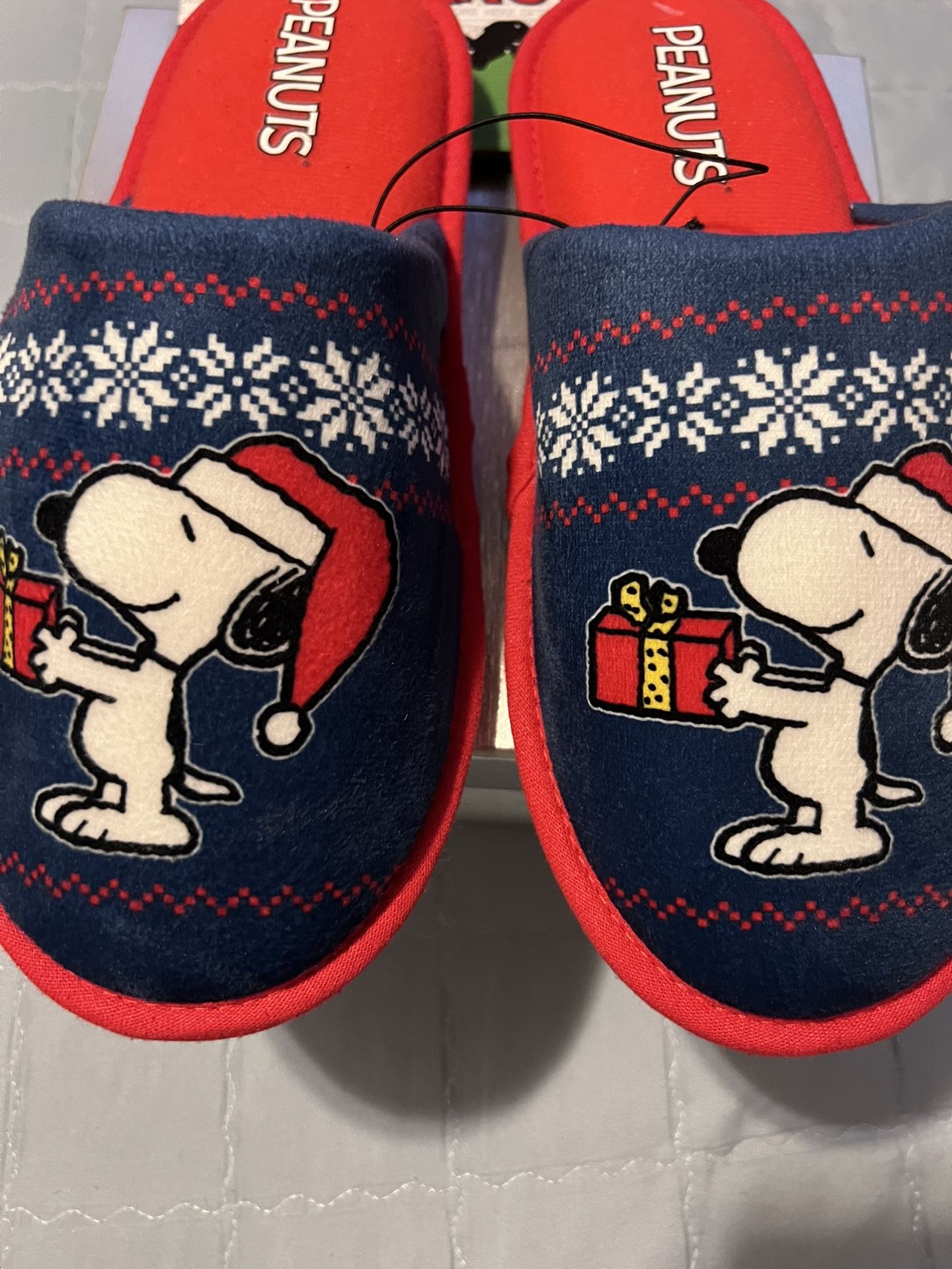 Christmas Peanuts Snoopy Slippers Size 7-8