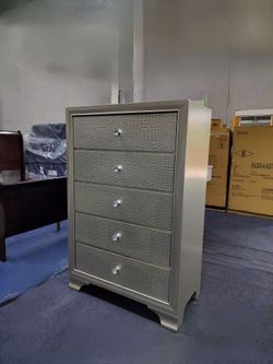 Chest of drawers