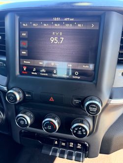Dodge ram 2019-2024 uconnect 8.4” screen radio Bluetooth apple play with ac knobs and vents $600