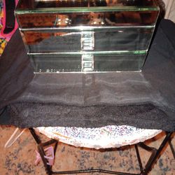Mirror jewelry box with jewelry mostly 95.All mostly wearable beautiful need to sell