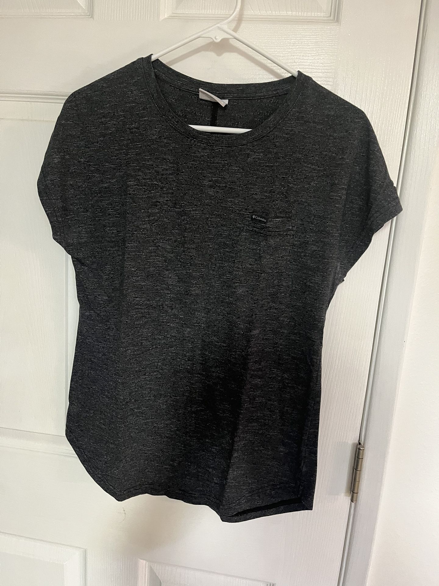 Columbia Sportswear women’s size small gray textured t-shirt pocket