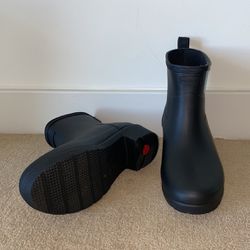 NEW Size 7 HUNTER rain Boots 