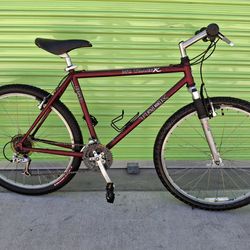 TREK MOUNTAIN BIKE 21 SPEEDS TIRE 26 SIZE M