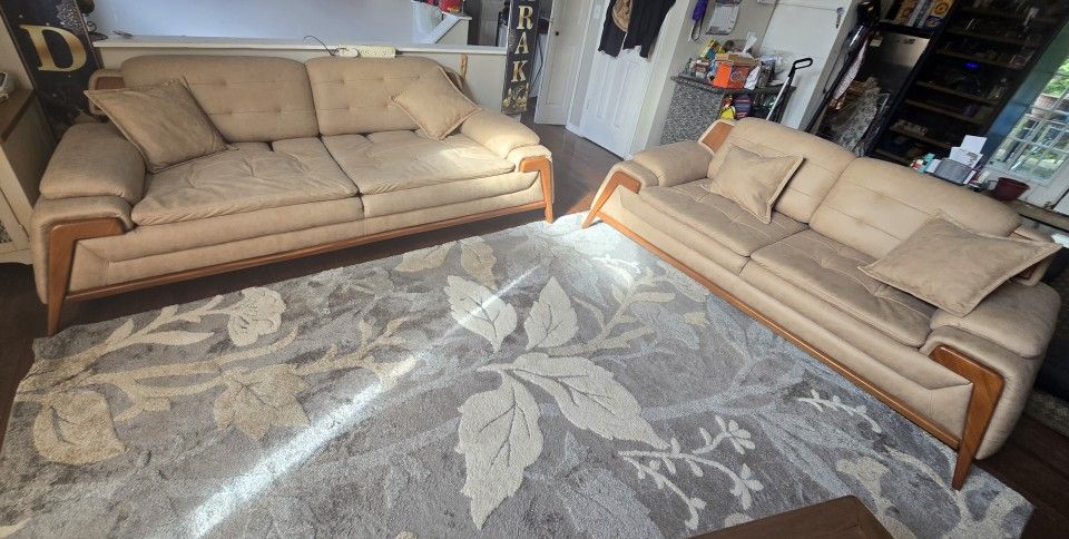 BRAND NEW
Wing 2 Peices Sofa Sleeper Set Suede Fabric and Suede Velvet 5 Seater Beige Sofa sat for Living Room.