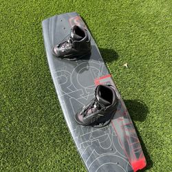 Ronix tonic vault 128 wake board with bindings size 7.5 to 11.5