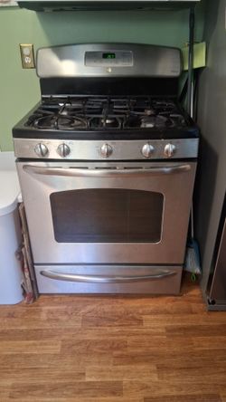 GE Adora gas range and oven, stainless steel