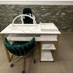 Nail Table With Chairs & Light
