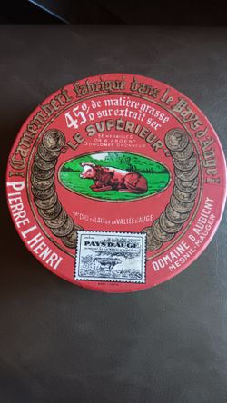 Vintage-style French Camembert cheese serving plate set