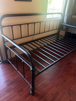 Hollywood day bed