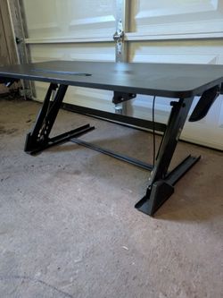 Adjustable computer desk