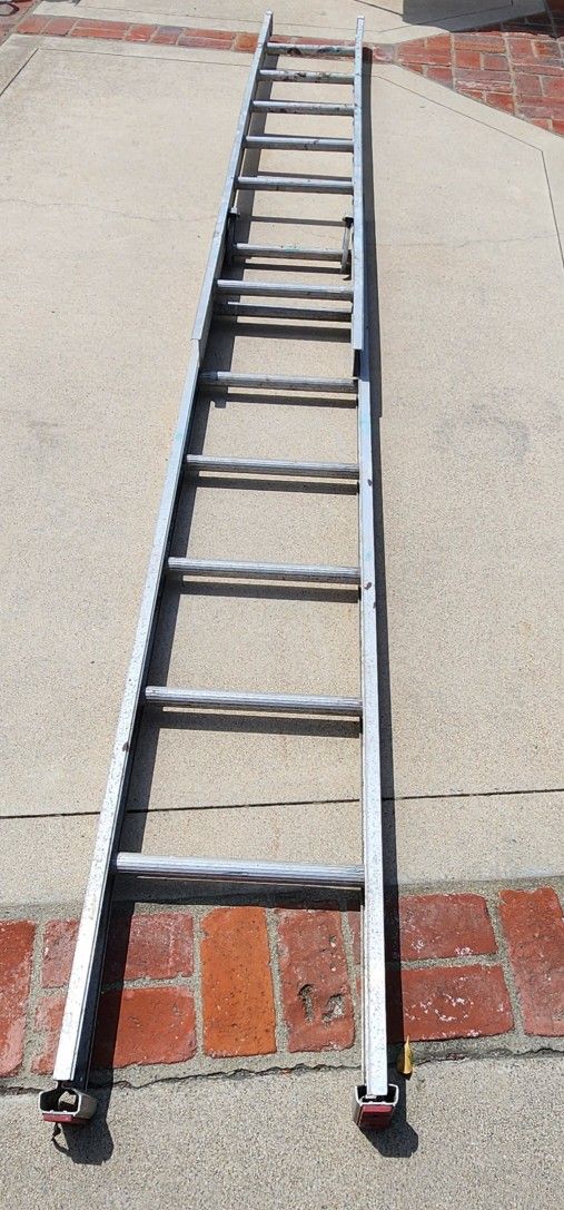 Aluminum Extension Ladder (Max extension 13ft)