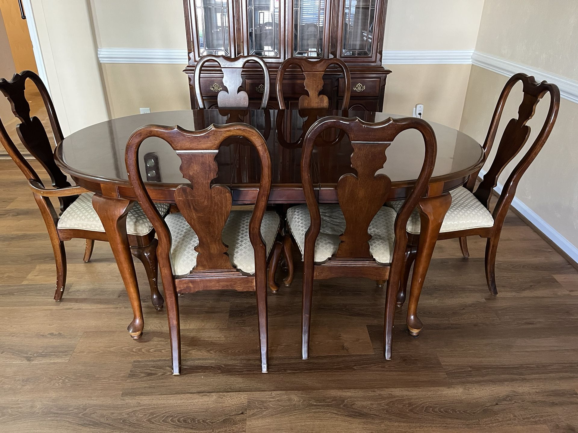 Dining Table/chairs And Hutch