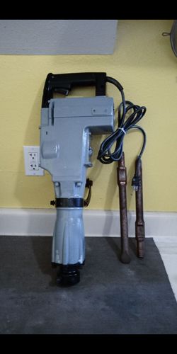 Makita 35Lb 15A corded heavy duty Jack Hammer just got service like new with 2 bits in excellent working condition