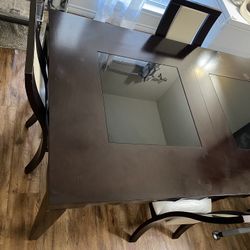 Selling a lovely dining room set perfect for families or gatherings! 