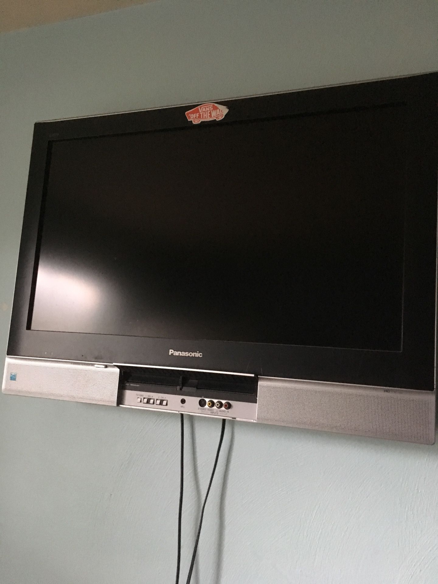 32” lcd with wall mount