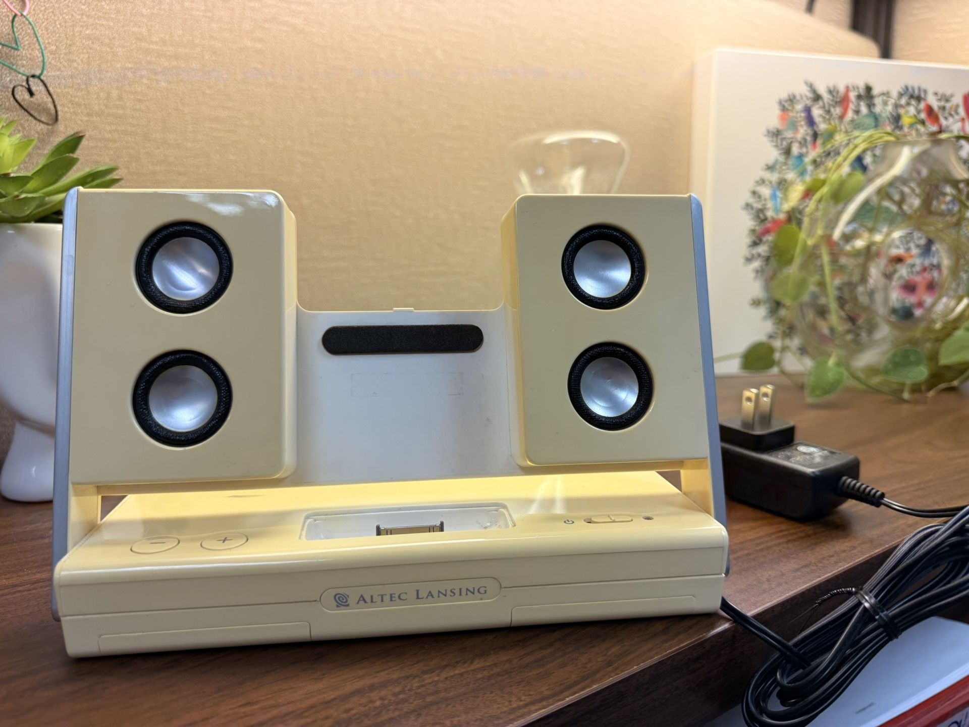 vintage Altec Lansing speaker dock 