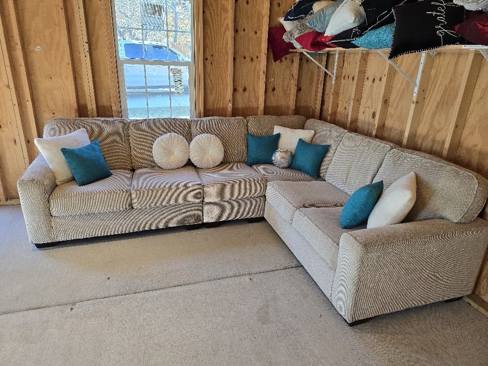 Sectional Couch Great Condition Super Clean And Comfy