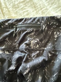 Lululemon Black Marble Print Leggings Size 4 – Ankle Zip