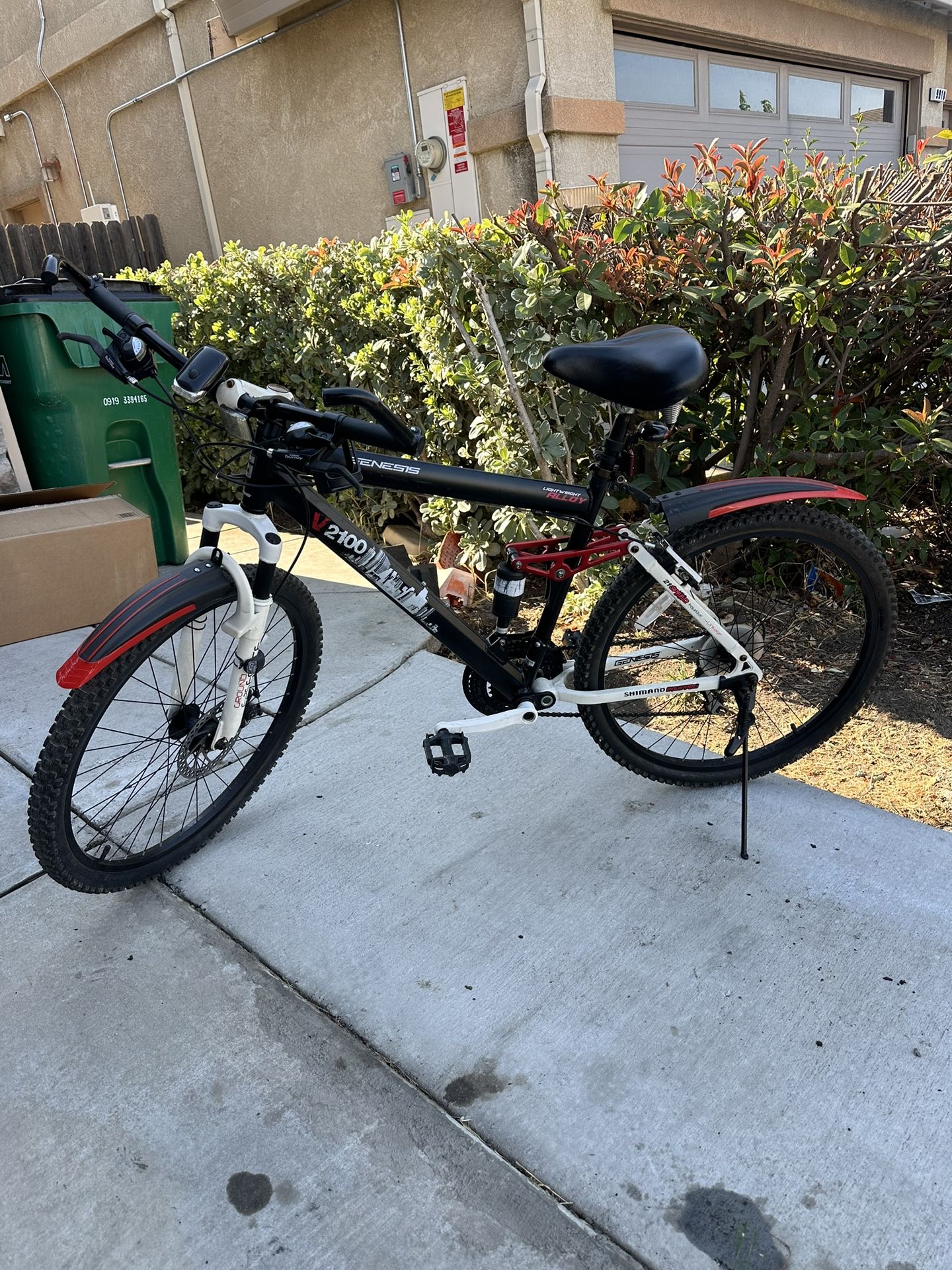 Genesis 27.5" V2100 Men's Mountain Bike.