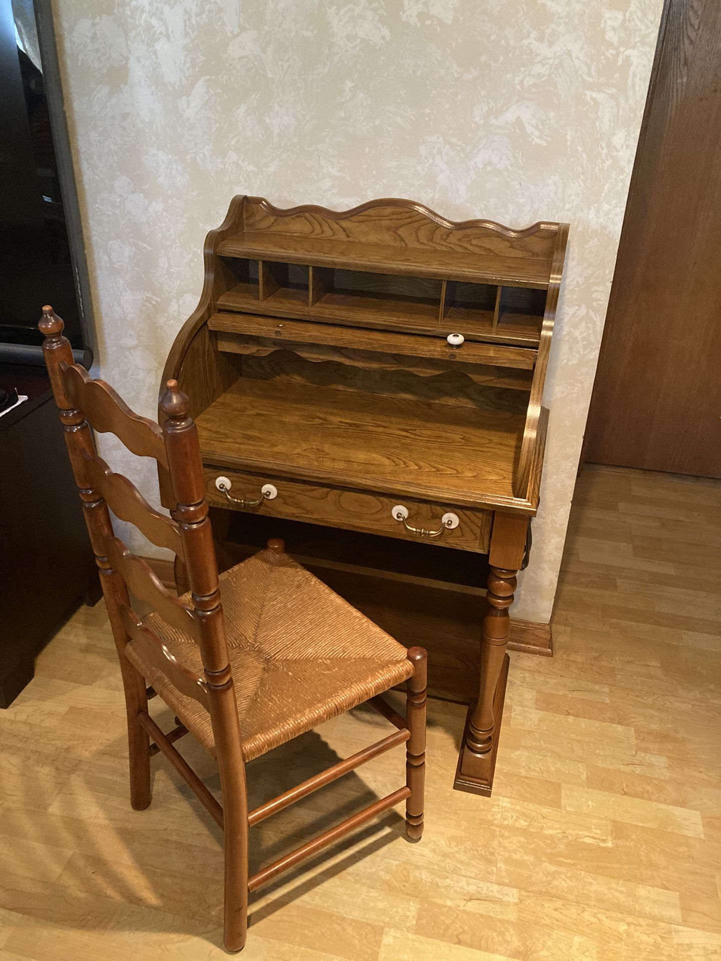 Roll Top Desk with Light & Chair/Good Condition / 43”Hx28”Lx17”W/missing 1 knob on Roll top/ See all pictures posted / Good condition/ Pickup in LZ