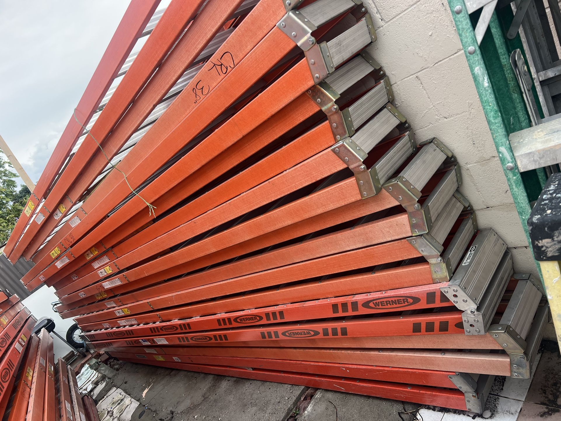 Escaleras de 10 pies de fiebre, debido doble subida casi nuevas $250 cada una