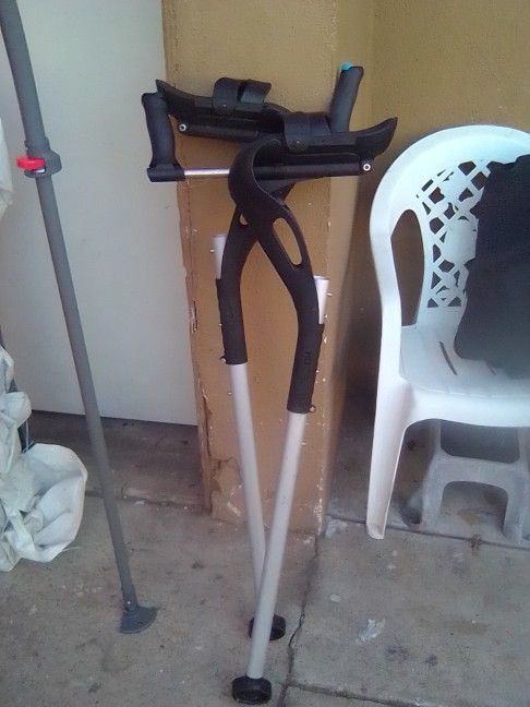 HANDY CAP CRUTCHES