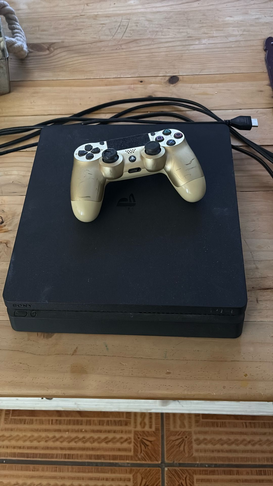 PS4 Slim 