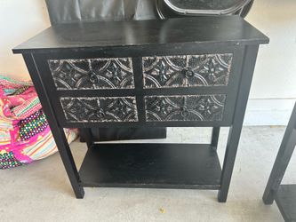 2 nightstands/decorative tables