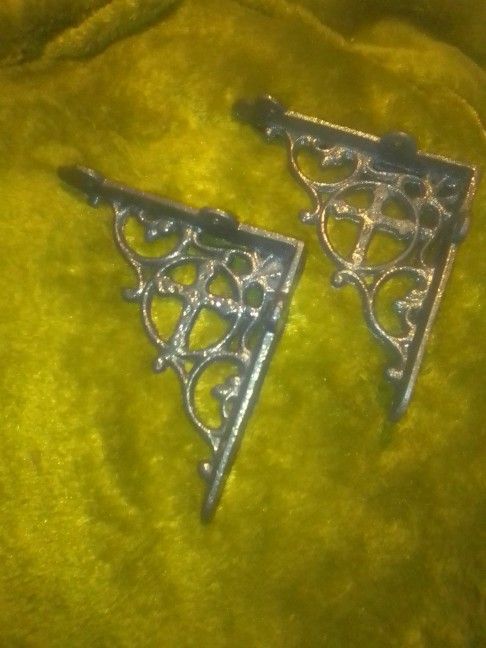 Vintage Set Of Mid-evil Cast Iron Shelf Brackets 5.5" Long