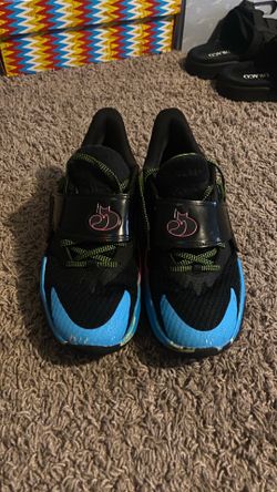 Basketball shoes
